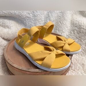 NWT Ryka Mallorie Women's Strappy Sandals in Vibrant Yellow Size 10